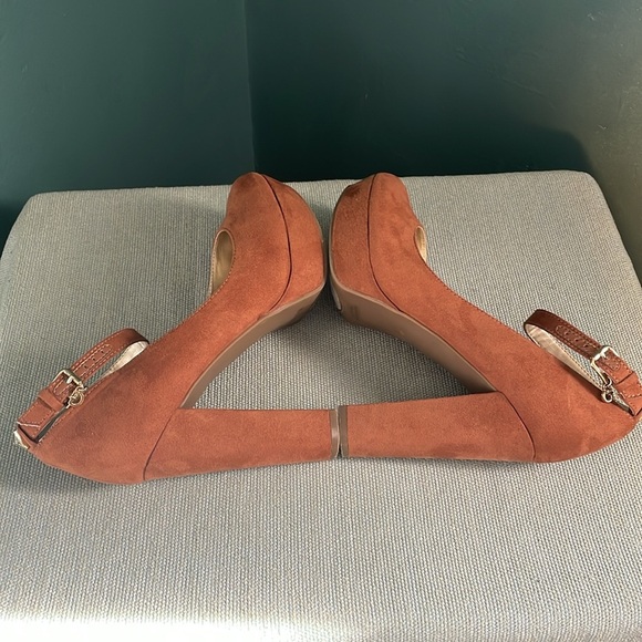 Guess Brown Platform Heels - Picture 6 of 9